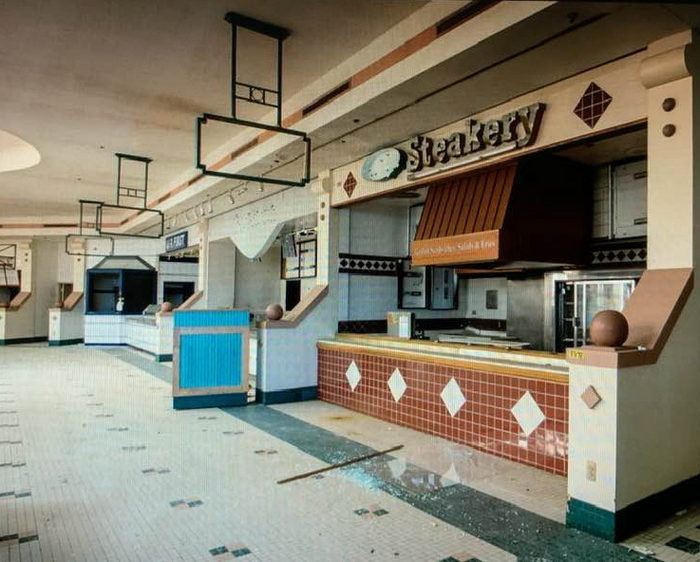 Summit Place Mall (Pontiac Mall) - Vintage Photo (newer photo)